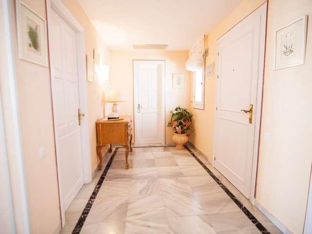 Piso de 2 dormitorios en alquiler en El Paraíso, Málaga