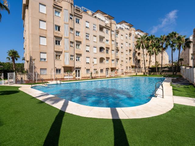 PISO DE 2 DORMITORIOS Y 2 BAÑOS CON GARAJE Y PISCINA AL LADO DE LA PLAYA