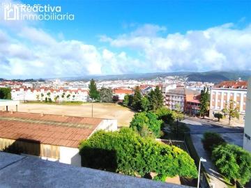 Piso de 2 habitaciones con terraza, garaje y trastero en Pontevedra