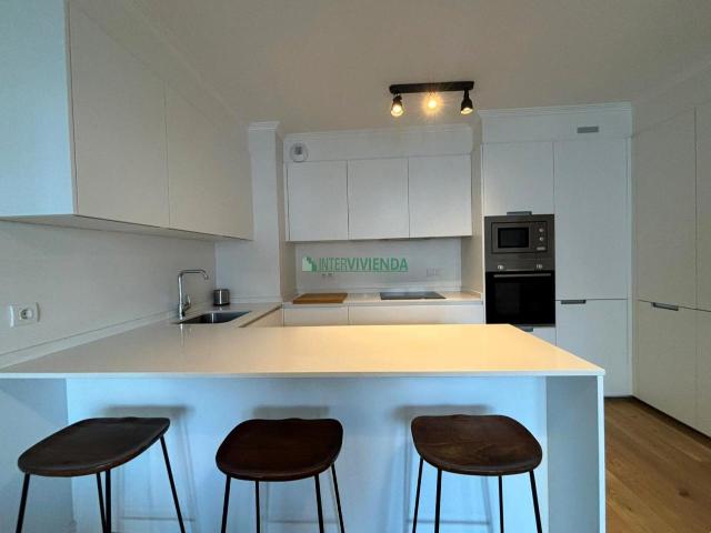 Piso de 2 Habitaciones con Salón Cocina Abierto, Garaje y Trastero en el Corazón del Centro
