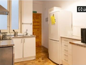 Piso de 2 habitaciones en alquiler en Cortes, Madrid, gastos incluidos