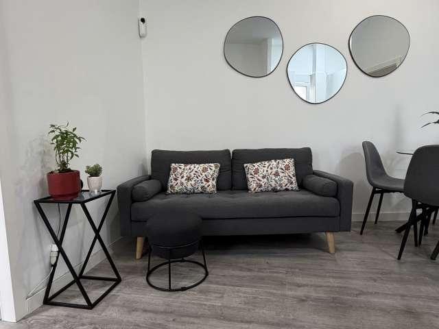 Piso de 2 habitaciones en alquiler en Embajadores, Madrid