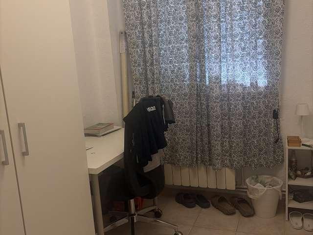 Piso de 2 habitaciones en alquiler en Embajadores, Madrid