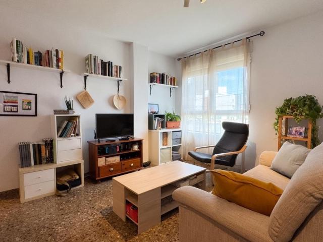 Piso de 2 habitaciones y 1 baño con garaje