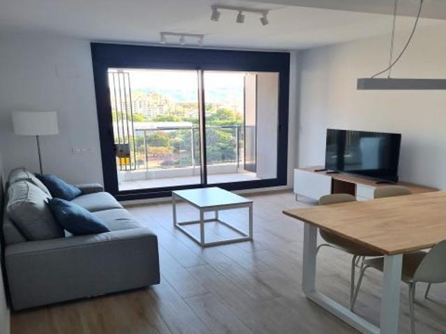 Piso de 2 habitaciones y 2 baños con garaje y piscina comunitaria en Juan Carlos I
