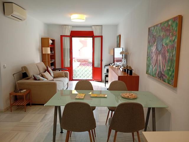 Piso de 2 habs, baño, cocina equipada, soleado y muy luminoso con plaza muy amplia de garaje junto a Teatinos