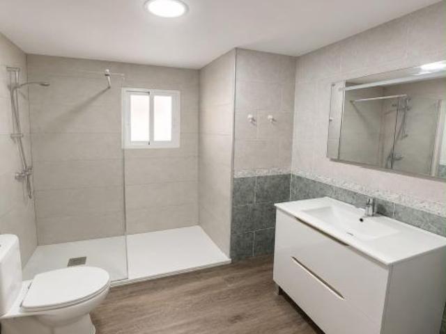 Piso de 3 dormitorios con patio y garaje en Elche