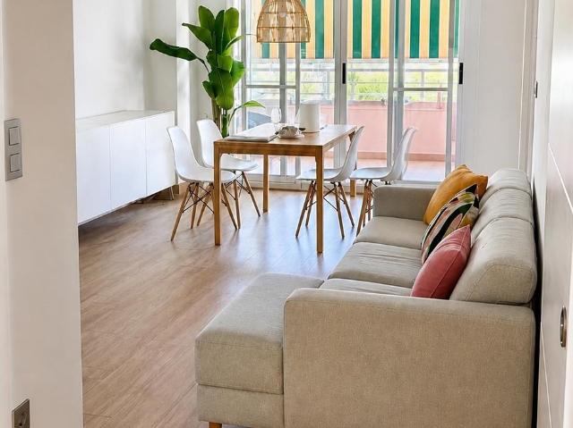 Piso de 3 dormitorios con terraza y completa urbanización en Playa de San Juan