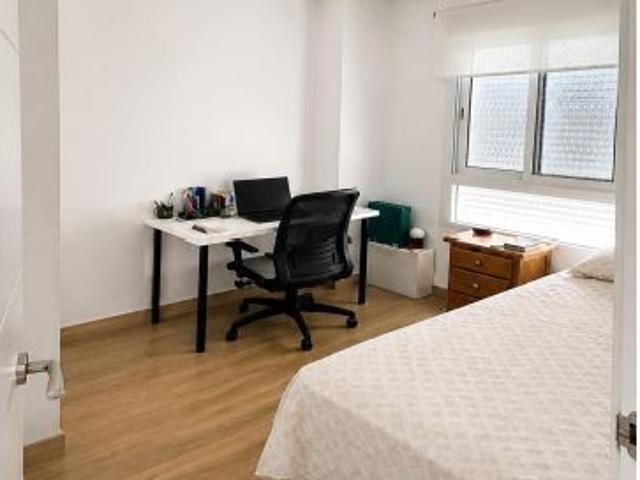 Piso de 3 dormitorios con terraza y completa urbanización en Playa de San Juan
