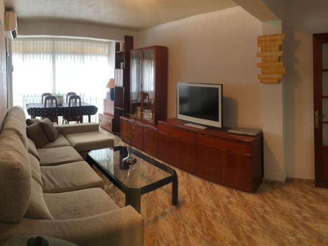 Piso de 3 dormitorios en alquiler en Alicante