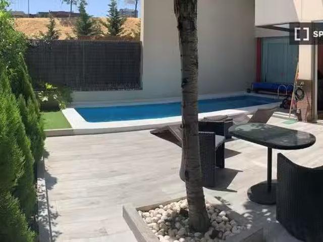 Piso de 3 dormitorios en alquiler en Valdefuentes, Madrid