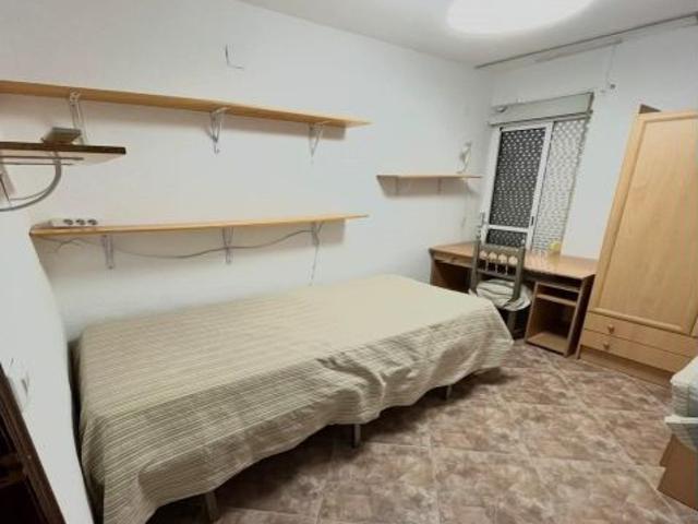 Piso de 3 dormitorios para estudiantes o profesores, junto a la Facultad de Derecho