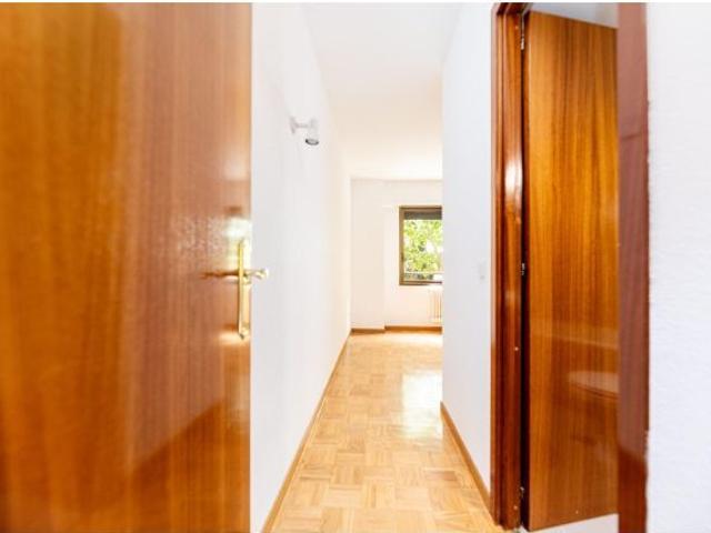 Piso de 3 dormitorios y 2 baños con terraza, piscina y garaje en la Avenida de Europa