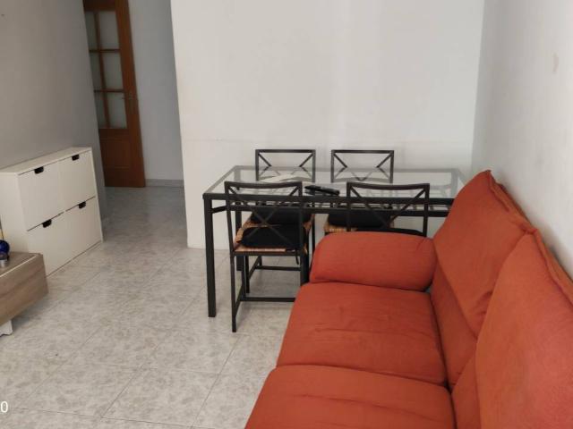 PISO DE 2 DORMITORIOS Y 2 BAÑOS EN VECINDARIO