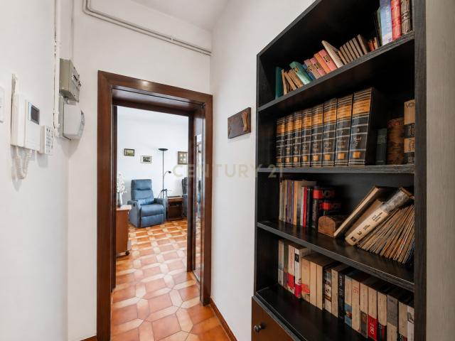 Piso de 3 habitaciones muy luminoso para reformar en Barcelona – finca renovada