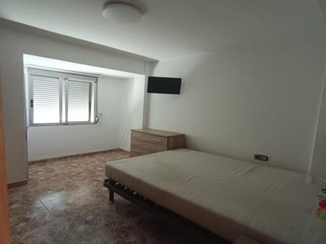 Piso de 3 habitaciones con baño reformado, aire acondicionado y balcón