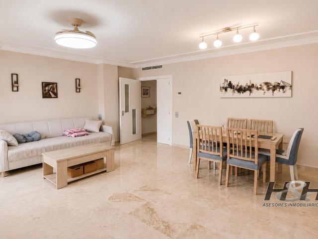 Piso de 3 habitaciones con garaje, 2 baños y amplio salón con 2 balcones en Burjassot