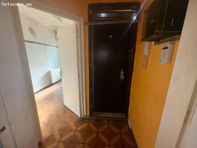 Piso de 3 habitaciones con gran potencial en Grup Jaume dUrgell ¡Hazla a tu