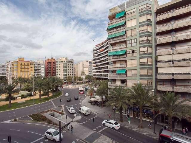 Piso de 3 habitaciones en alquiler en Alicante