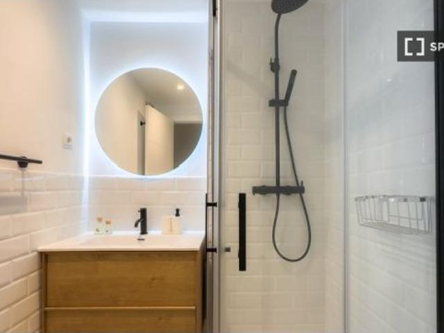 Piso de 3 habitaciones en alquiler en Can Baró, Barcelona, perfecto para profesionales y parejas