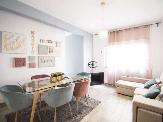 Piso de 3 habitaciones en alquiler en Embajadores, Madrid