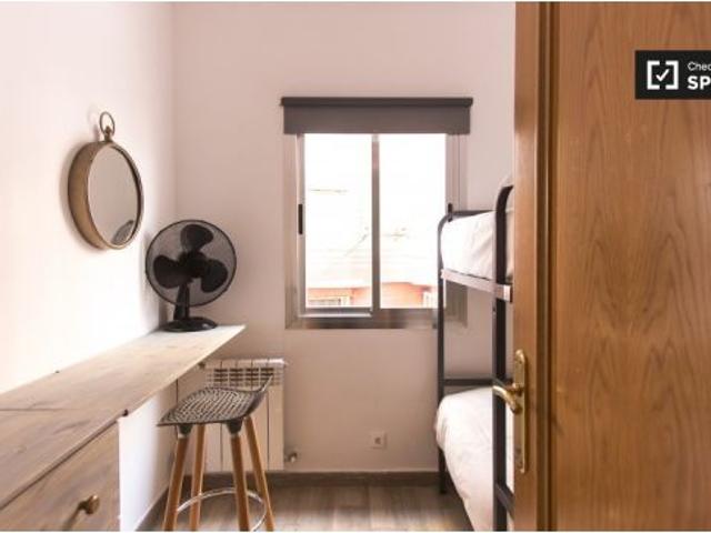 Piso de 3 habitaciones en alquiler en Embajadores, perfecto para profesionales y familias