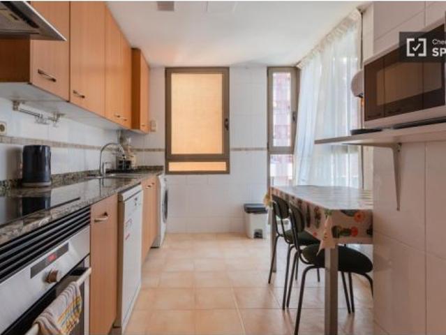 Piso de 3 habitaciones en alquiler en Sant Pau, gastos incluidos