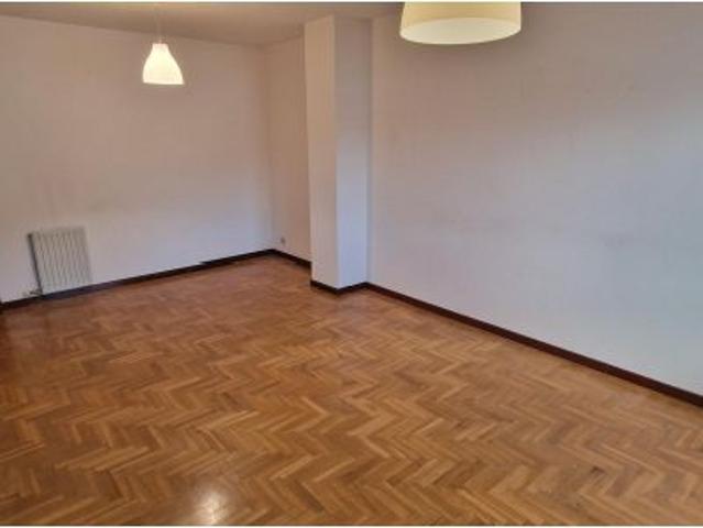 PISO DE 3 HABITACIONES EN AREA CENTRAL