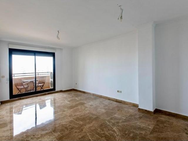 Piso de 3 habitaciones en ubicación premium con garaje y piscina