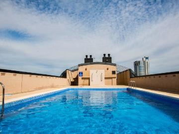 Piso de 3 habitaciones en ubicación premium con garaje y piscina