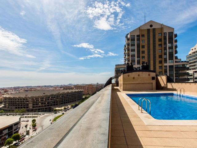 Piso de 3 habitaciones en ubicación premium con garaje y piscina