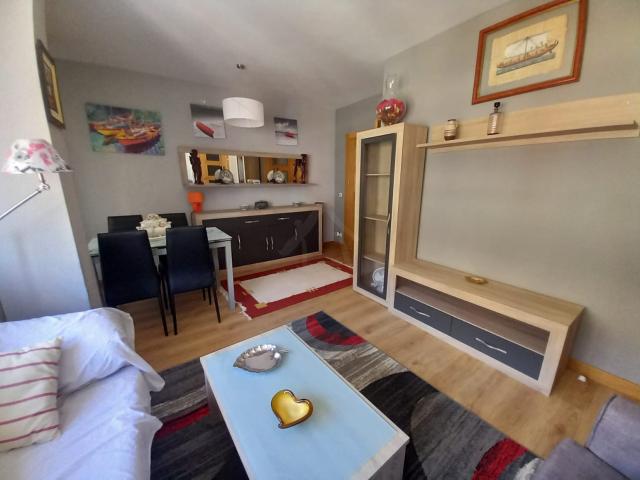 Piso de 3 habitaciones y dos baños, completamente amueblado, para entrar a vivir