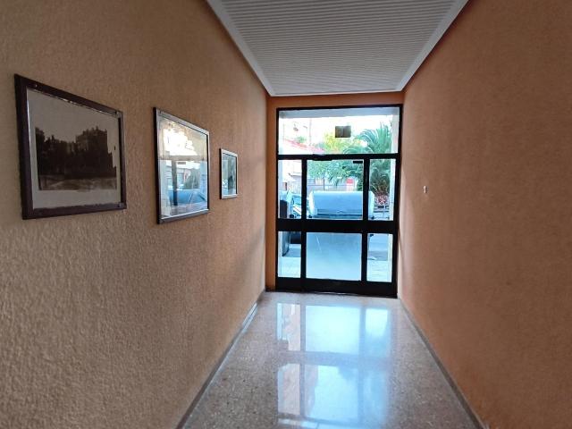 Piso de 44m2 útiles. Distribuido dos dormitorios, salón cocina con terraza cerrada y baño