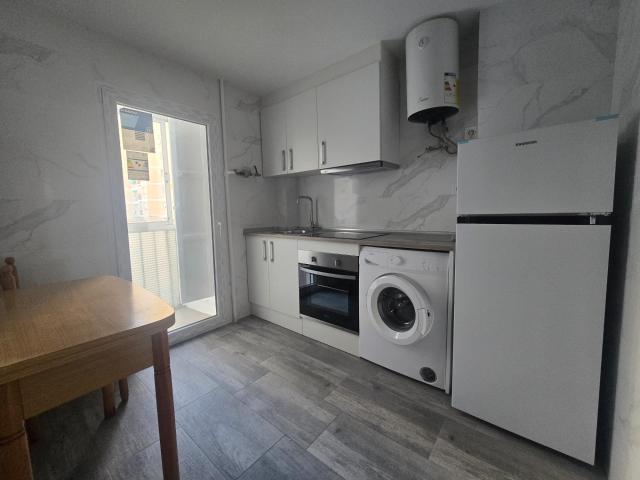 Piso de 46m2 útiles. Distribuido en dos dormitorios, salón, cocina con galería y baño