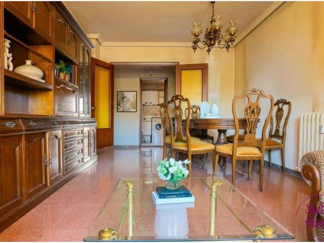 Piso de 4 dormitorios con terraza en Grañén
