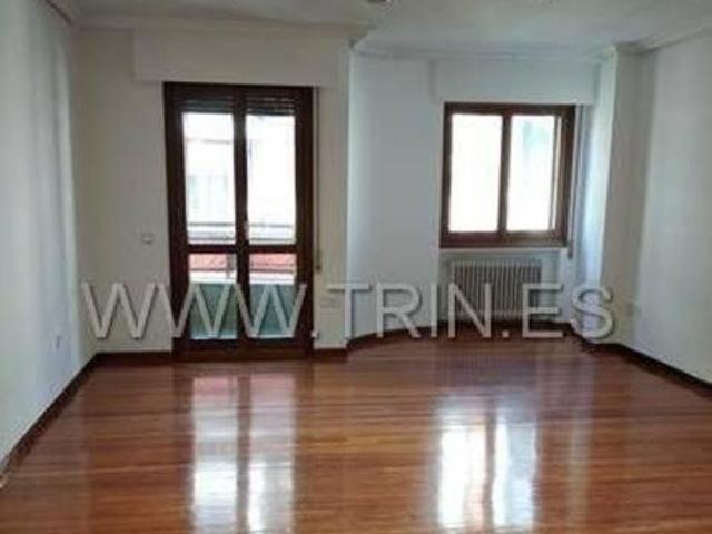 Piso de 4 dormitorios sin amueblar amplio y céntrico