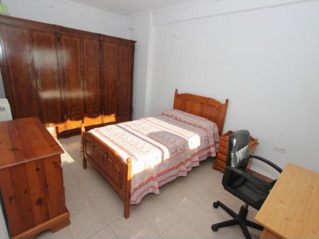 PISO DE 4 DORMITORIOS PARA ESTUDIANTES – CAMPO VERDE, GRANADA