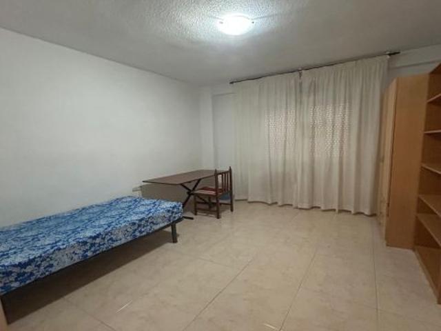 Piso de 4 dormitorios para estudiantes en Zona Plaza Einstein