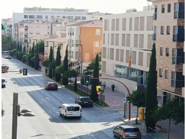 Piso de 4 dormitorios y vistas despejadas, en el centro de Lorca