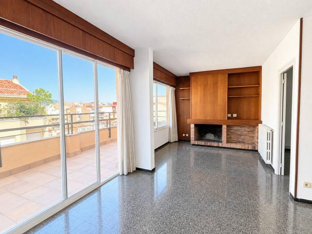 PISO DE 4 HABITACIONES CON GRAN TERRAZA EN EL CENTRO DE LA CIUDAD