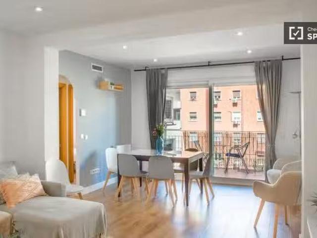 Piso de 4 habitaciones en alquiler en Adelfas, Madrid