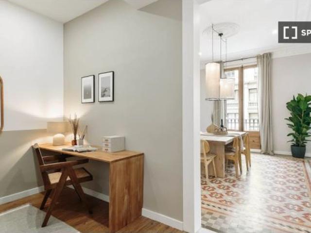 Piso de 4 habitaciones en alquiler en Ciutat Vella