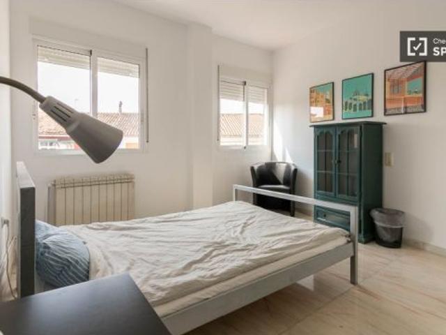 Piso de 4 habitaciones en alquiler en El Carme, solo profesionales