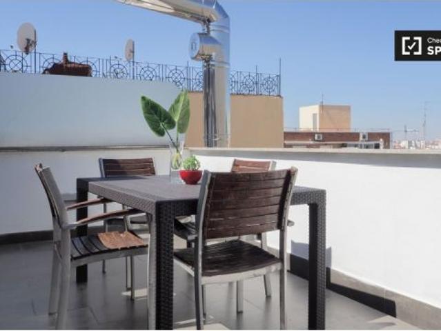 Piso de 4 habitaciones en alquiler en Embajadores, Madrid