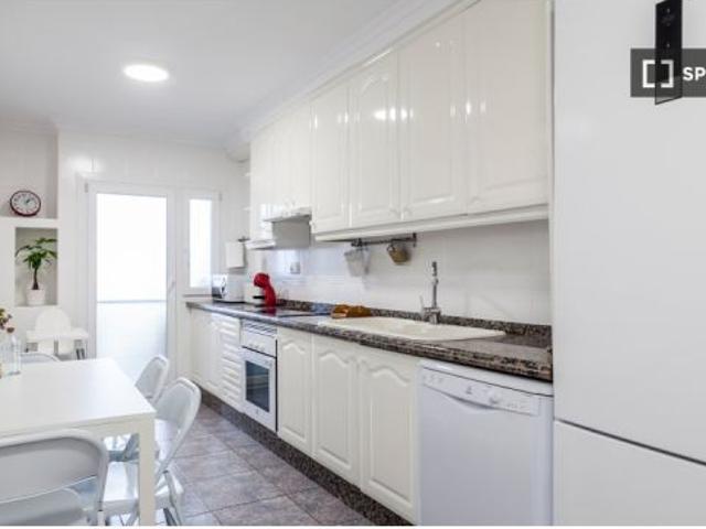 Piso de 4 habitaciones en alquiler en Sant Pau, gastos incluidos