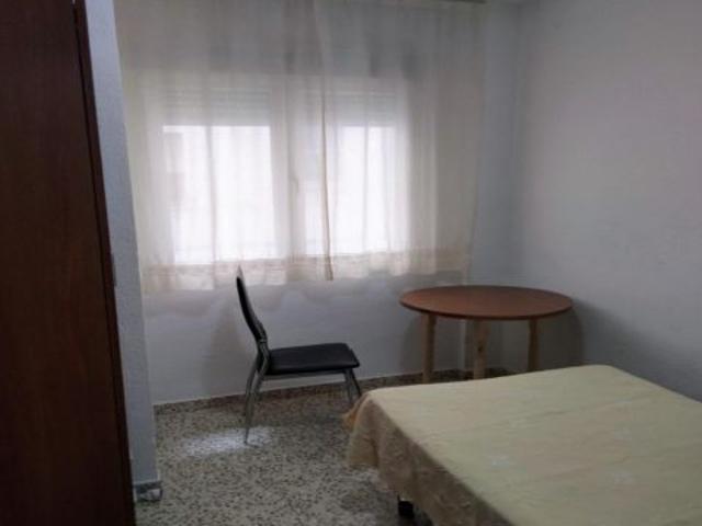 Piso de 4 habitaciones y dos cuartos de baño en el Barrio de los Pajaritos