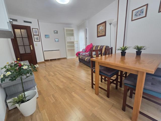 Piso de 57m2 AMUEBLADO. Distribuido en dos dormitorios, amplio salón, cocina y baño