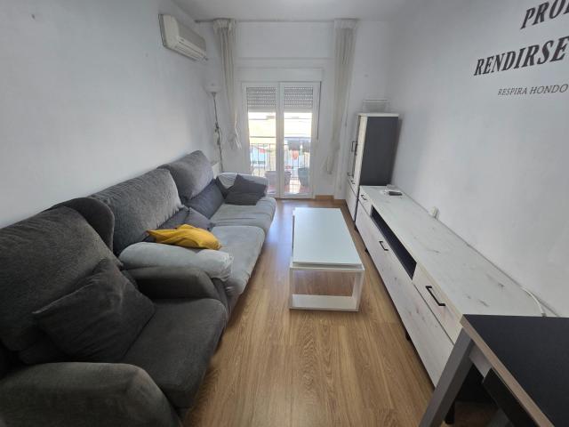 Piso de 58m2 útiles AMUEBLADO. Distribuido en dos dormitorios, sala de estudio, salón, cocina y dos galerías