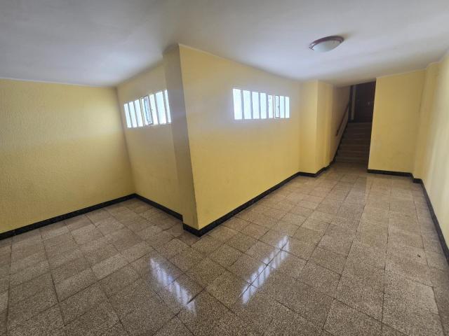 Piso de 53m2 útiles para REFORMAR. Distribuido en dos dormitorios, salón con terraza, cocina, baño y trastero