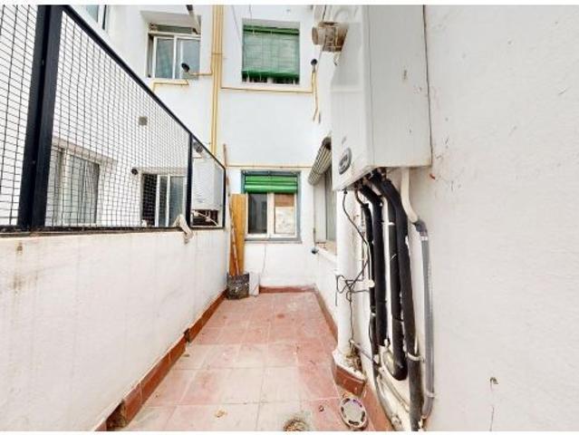 Piso de 53m2 útiles para REFORMAR. Distribuido en dos dormitorios, salón con terraza, cocina, baño y